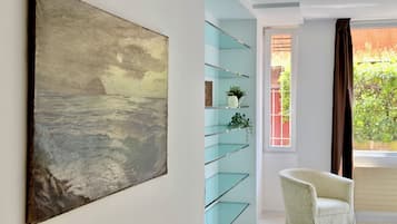 Departamento clásico, vista al patio | Área de sala de estar | Smart TV de 42 pulgadas con canales digitales, Netflix y Hulu
