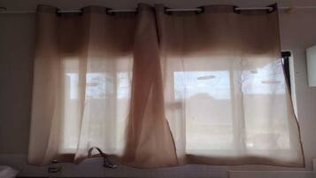 Douche, serviettes fournies, papier toilette