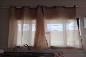 Douche, serviettes fournies, papier toilette