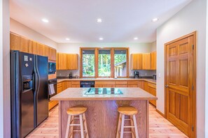 Geladeira, micro-ondas, fogão, cooktop