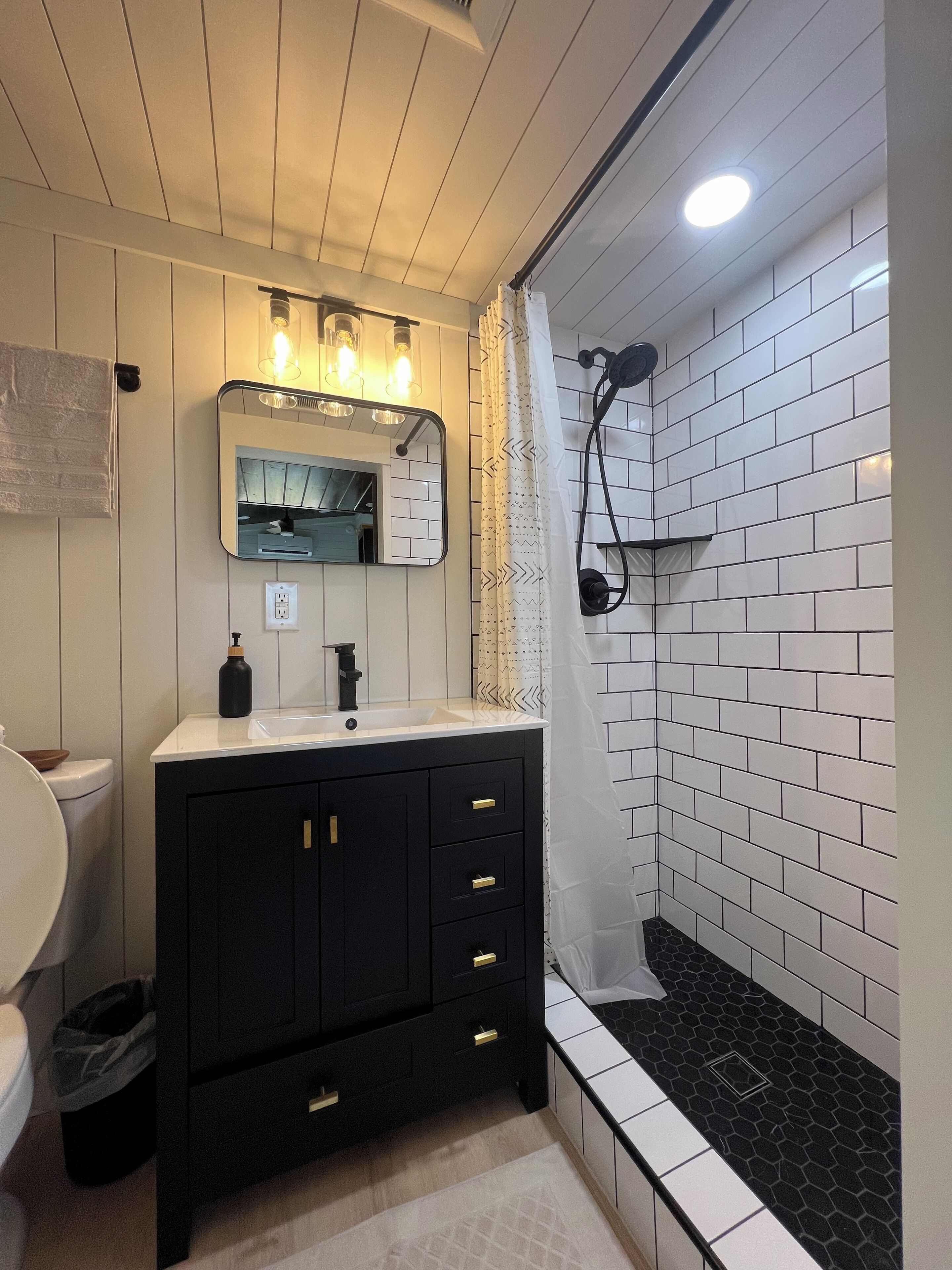 Dusj, hårføner, håndklær og såpe