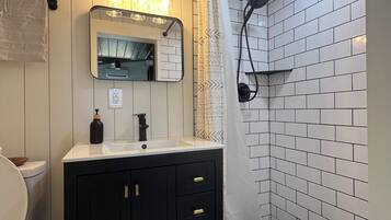 Een douche, een haardroger, handdoeken, zeep