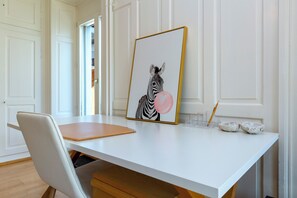 Luxury Apartment, Balcony, City View | Living room | 32-inch Smart TV with digital channels, Netflix, streaming services - KAYA Zurich Stauffacher  (Zürich)