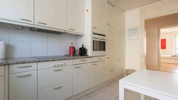 Departamento superior, vista a la ciudad | Cocina privada | Refrigerador con congelador, microondas, horno y parrilla de estufa