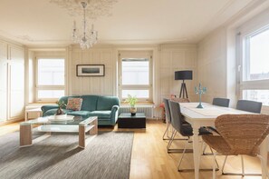 Apartamento superior, vista para a cidade | Área de estar | Smart TV 32 polegadas com canais digitais, Netflix