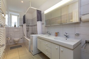 Apartamento superluxo, sacada, vista para a cidade | Banheiro | Chuveiro/banheira combinados, produtos de toalete grátis