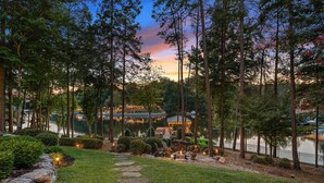 Un espacio al aire libre frente al lago, con un pabellón, asientos y vistas panorámicas.