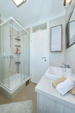 Premium-Apartment, 1 Schlafzimmer, Balkon, Stadtblick | Badezimmer