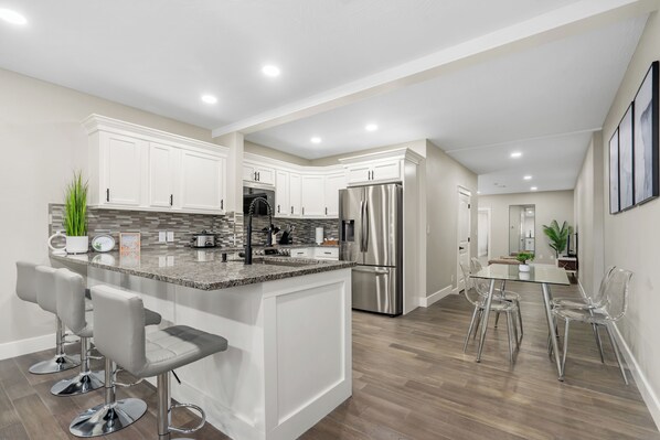 Réfrigérateur, micro-ondes, four, plaque de cuisson