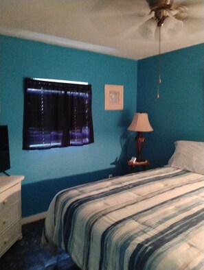 1 chambre, fer et planche à repasser, Wi-Fi, draps fournis