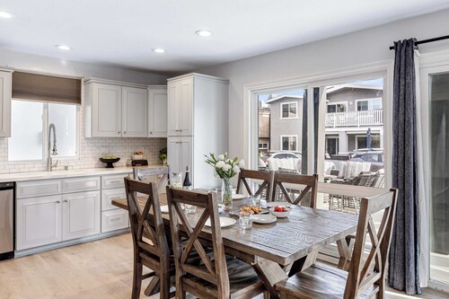 Sandy by Avantstay Oceanview, Steps to Beach Patio + Dining Area
