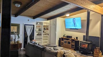 Smart TV, fireplace, books, stereo