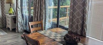 Charming 3-bedroom 2 Bath Lakehouse with AC and Wi-Fi located on Silver Lake