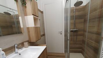 Doccia, asciugacapelli, bidet, asciugamani
