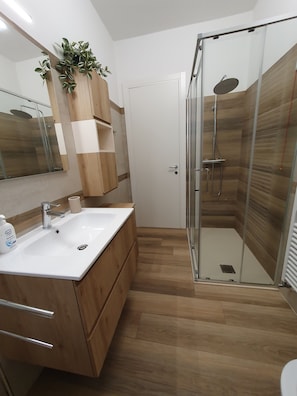 Dusche, Haartrockner, Bidet, Handtücher