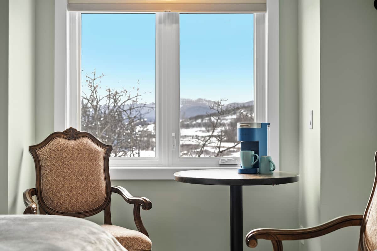 Luxury-Zimmer, 1 King-Bett, Klimaanlage, Flussblick | Individuell dekoriert, individuell eingerichtet, Schreibtisch