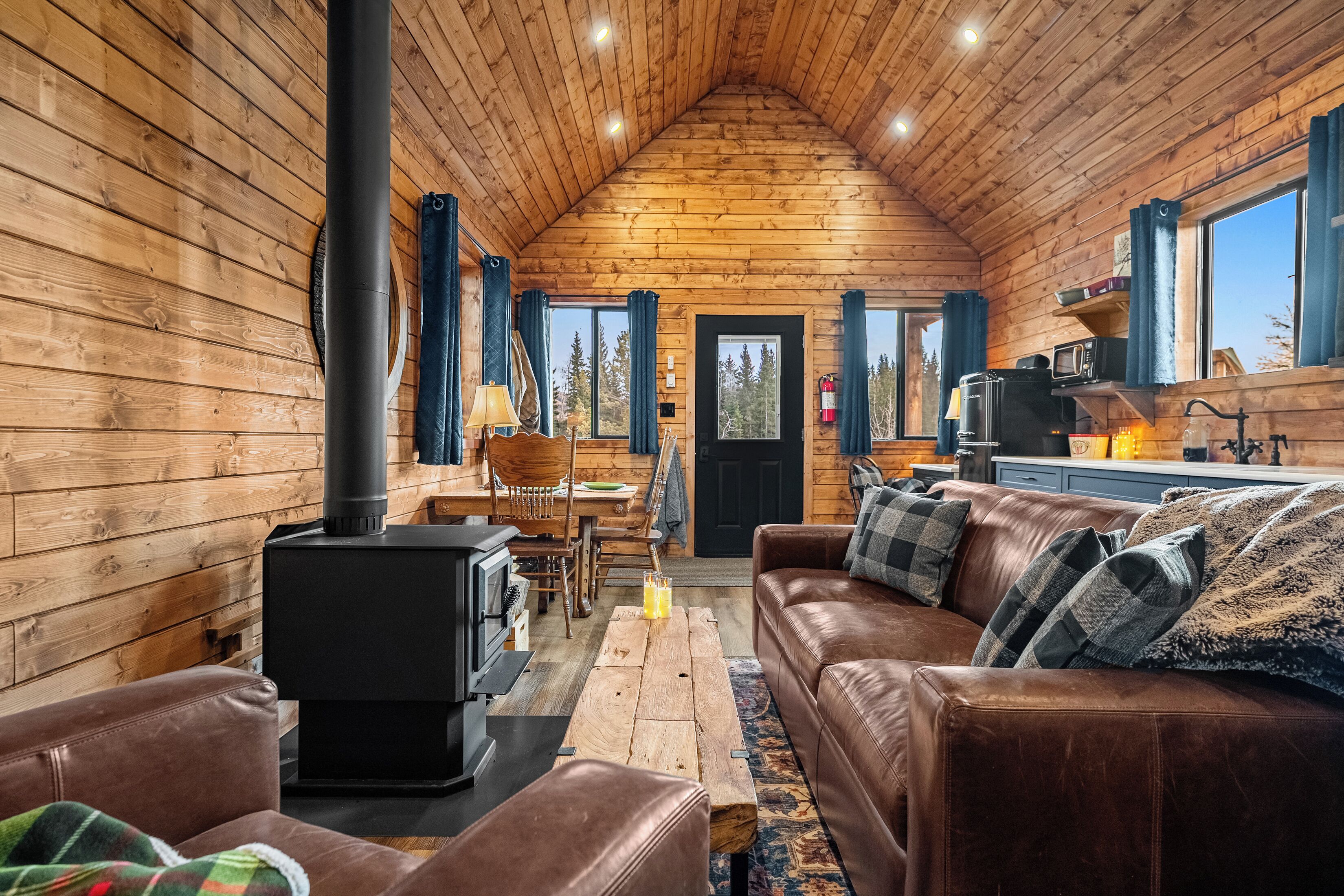 كابينة فاخرة | منطقة المعيشة | وحدة شحن آي بود، أرضيات مدفأة