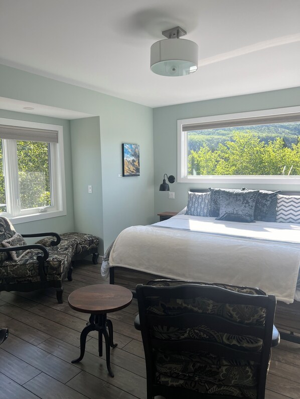 Habitación de lujo, vista a la montaña | Decoración personalizada, muebles diferentes y escritorio 