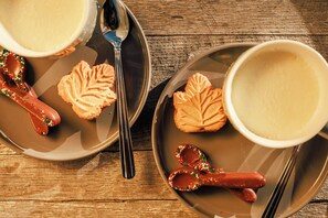 Deux assiettes avec des biscuits et une cuillère sur une table en bois.