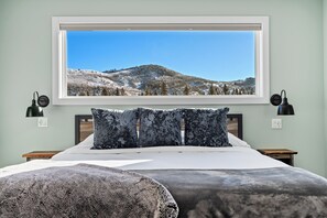 Habitación de lujo, 1 cama de matrimonio grande, Aire acondicionado, vistas al río | Zona de estar | Una estación de conexión para iPod, suelo radiante