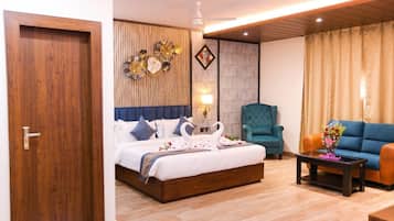 Habitación superior, 1 cama King size | Área de sala de estar | Impresora