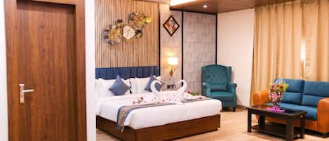 Superior Room, 1 King Bed | Living area | Printers