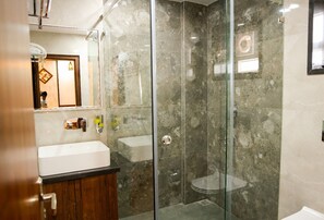 Shower, towels, soap, shampoo - River sidde inn (Golmuri)