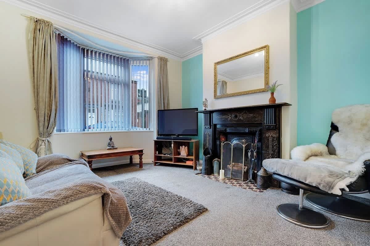 Spacious living room equipped with a SMART TV with Netflix, an indoor fireplace and plenty of space to sit down and relax. 
