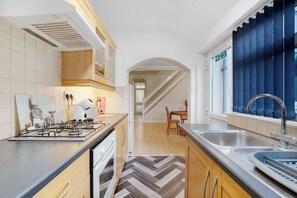 Fridge, microwave, oven, stovetop - New! 2BR in Dundee Free WIFI (Darlington)