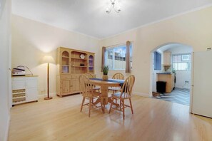 Dining - New! 2BR in Dundee Free WIFI (Darlington)