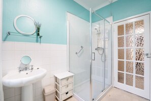 Sèche-cheveux, serviettes fournies