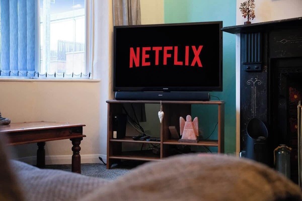 Spacious living room equipped with a SMART TV with Netflix, an indoor fireplace and plenty of space to sit down and relax.