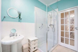 Hair dryer, towels - New! 2BR in Dundee Free WIFI (Darlington)