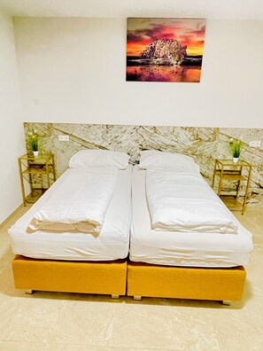 Appartement de base | 1 chambre, bureau, fer et planche à repasser, lit de bébé portatif