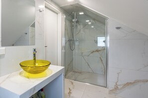 Căn hộ cơ bản | Phòng tắm | Sàn nhà có sưởi, xà phòng, dầu gội, giấy vệ sinh 