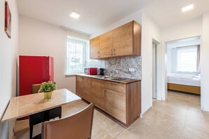 Leilighet – basic | Eget kjøkken | Kjøleskap, mikrobølgeovn, ovn og kokeplater