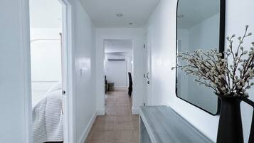 2 makuuhuonetta, työpöytä, silitysrauta/-lauta, vauvan matkasänky