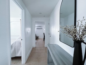 2 chambres, bureau, fer et planche à repasser, lit parapluie