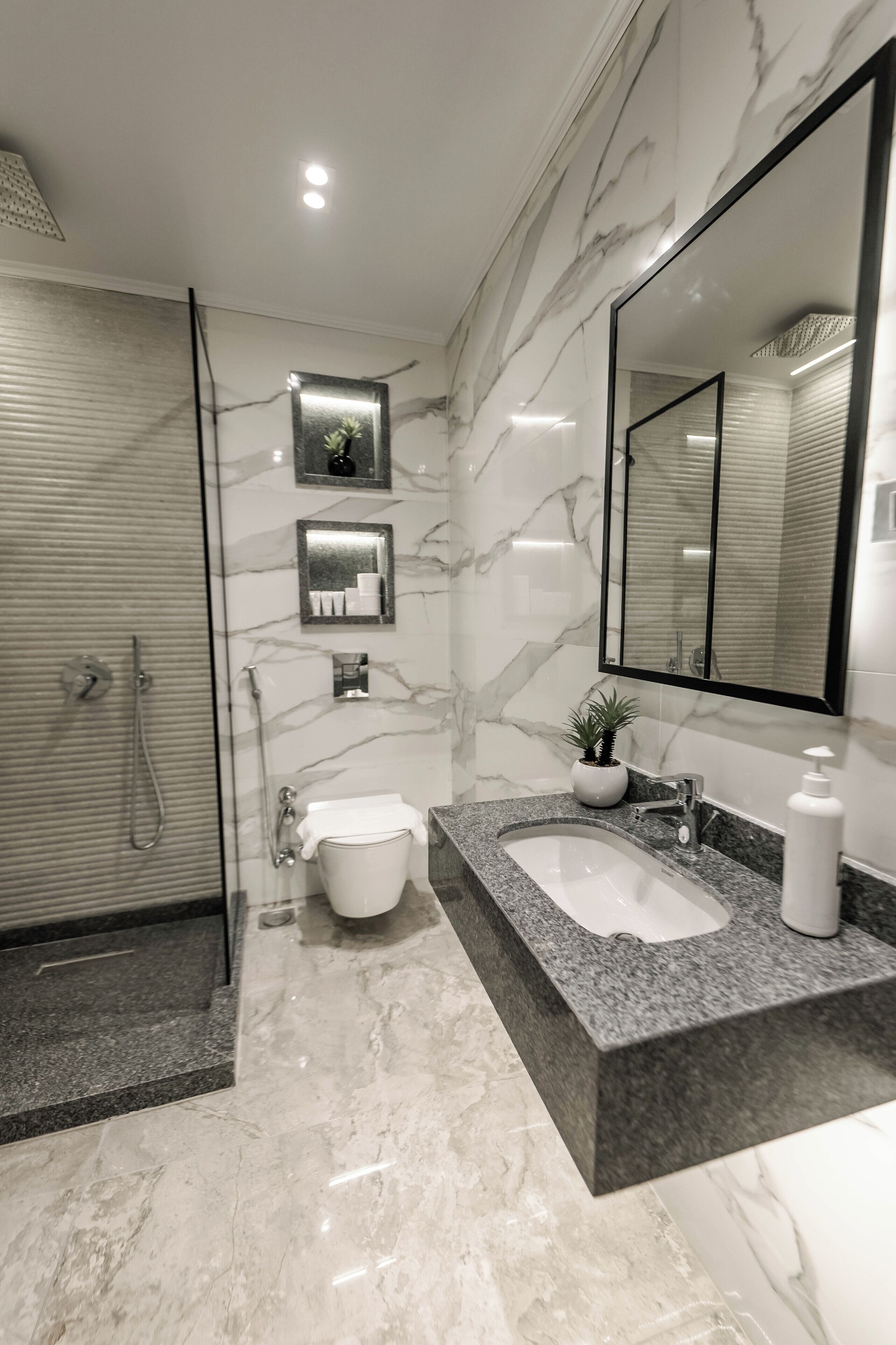 Regadera tipo lluvia, amenidades de baño gratuitas, secadora de cabello 