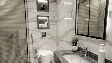 Regadera tipo lluvia, amenidades de baño gratuitas, secadora de cabello