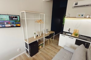 Studio Familia | 起居區 | 32-吋智慧型電視，提供數位頻道