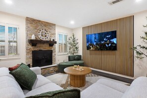 Televisión y chimenea 