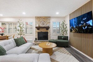 Televisión y chimenea 