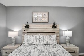 6 bedrooms, desk, iron/ironing board, WiFi - The Woodlands Escape with Heated Pool and GameRoom (Conroe)