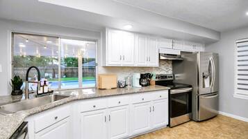 Frigorífic, microones, forn i placa de cuina