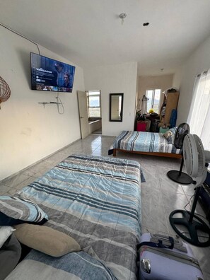 1 chambre, fer et planche Ă repasser, Wi-Fi, draps fournis