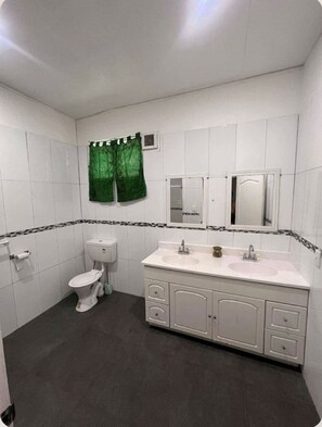 Dusche, Handtücher, Seife, Toilettenpapier