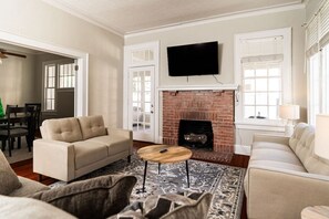 Smart-tv och eldstad