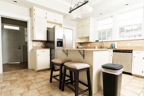 Frigorífic, microones, forn i placa de cuina