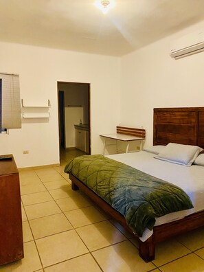 2 quartos, escrivaninha, ferros/tábuas de passar roupa